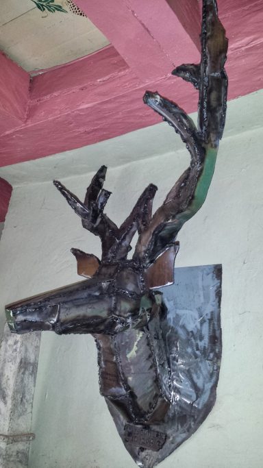 Hubert-Estache Sculpture murale en métal représentant une tête de cerf aux grands bois, découpée et façonnée dans l’acier.