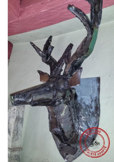 Hubert-Estache Sculpture murale en métal représentant une tête de cerf aux grands bois, découpée et façonnée dans l’acier.