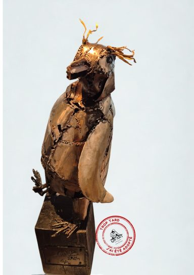 Le gardien de Kerguelen Manchot en acier en mouvement de marche, les yeux sont des billes d'agate bleu. Les plumes de la tête sont dorées à la feuille 25 carats