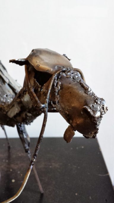 Compagnon du désert Sculpture en métal représentant un homme méhari debout à côté de son dromadaire, tous deux façonnés en acier.