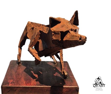 Le passeur des saisons Sculpture en métal représentant un renard en position de chasse une patte levée, finition rouille.