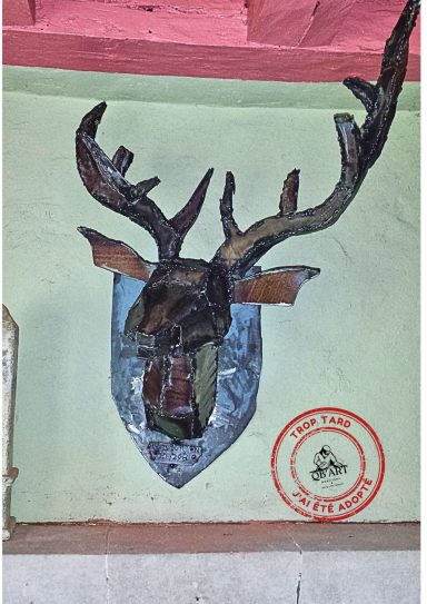 Hubert-Eustache Sculpture murale en métal représentant une tête de cerf aux grands bois, découpée et façonnée dans l’acier.